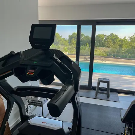 Luxury In Nature With Pool & Gym 아파트 *