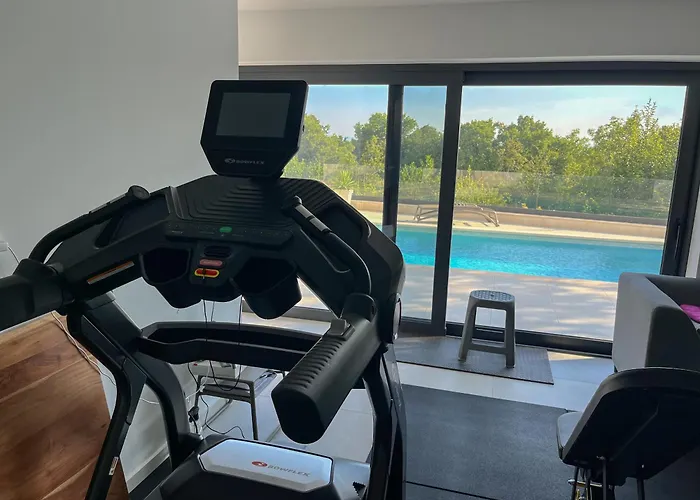 Luxury In Nature With Pool & Gym Appartamento *